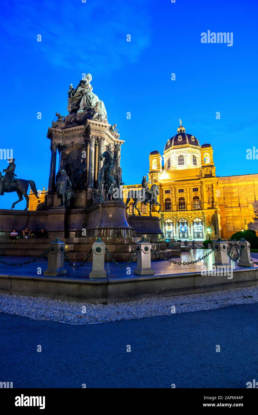Autriche, Vienne, monument Empress Maria Theresia et musée d'histoire naturelle à Maria-Theresien-Platz la nuit Banque D'Images