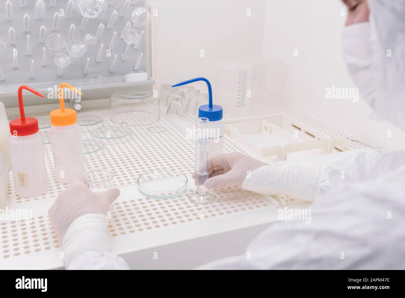 Close-up of scientist working in laboratory Banque D'Images