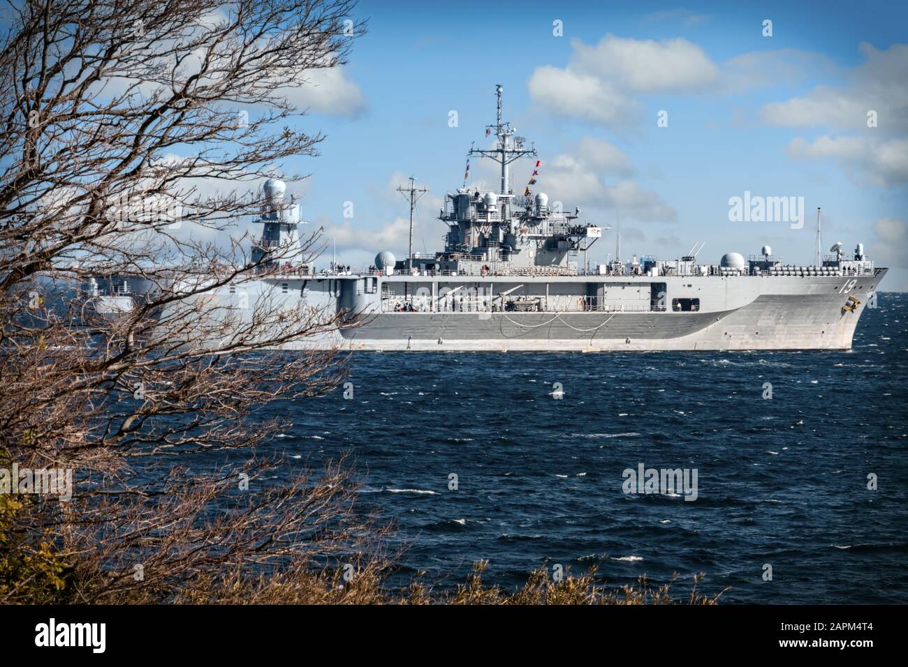 L'USS Blue Ridge (LCC-19) part de Yokosuka, au Japon, pour la baie de Tokyo et l'océan Pacifique. Banque D'Images