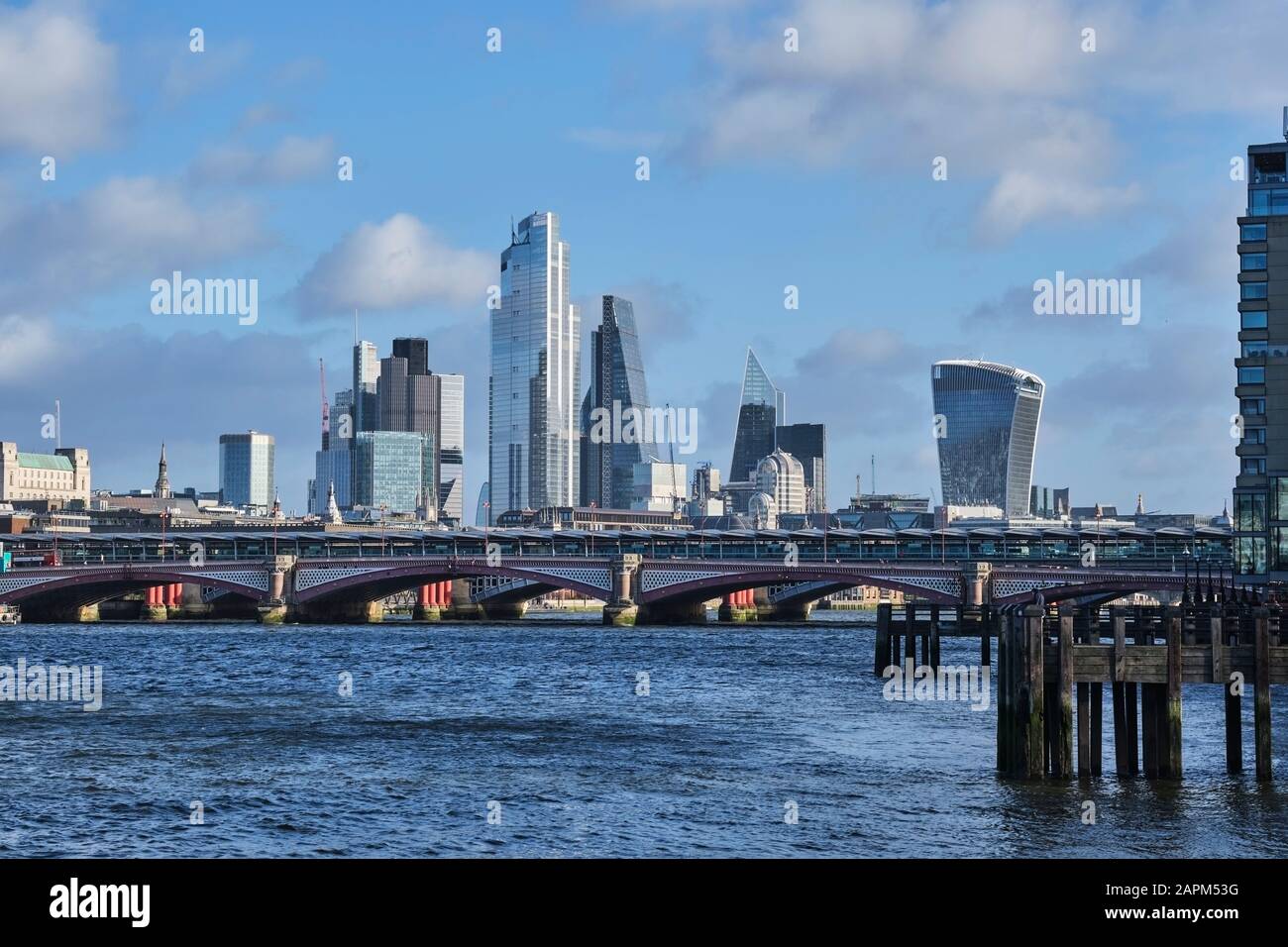 Royaume-Uni, Angleterre, Londres, Blackfriars Bridge avec horizon de la ville en arrière-plan Banque D'Images