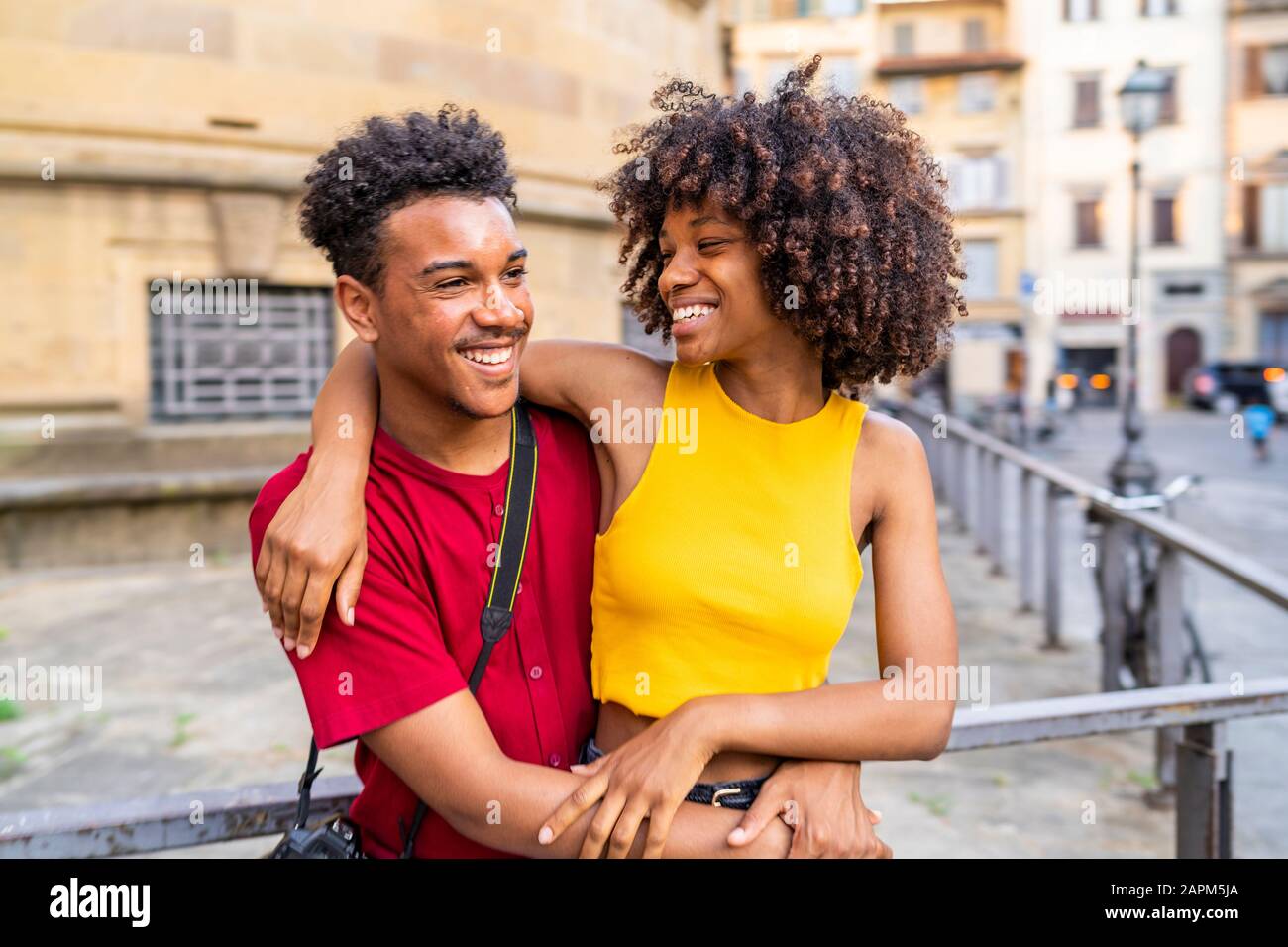 Un jeune couple heureux dans la ville, Florence, Italie Banque D'Images