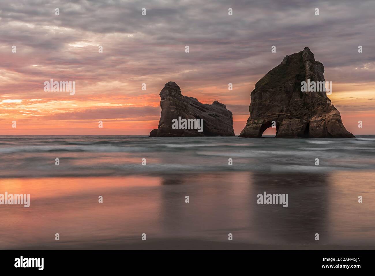 Nouvelle-Zélande, île du Sud, Tasman, Wharariki Beach et îles Arway Banque D'Images