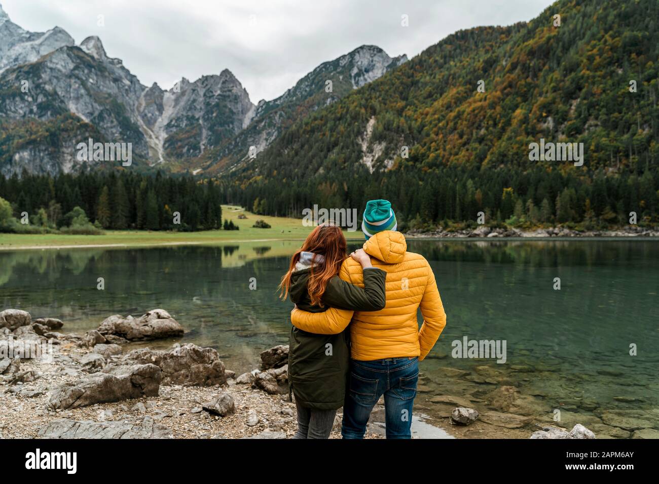 Vue arrière du couple à Laghi di Fusine, Friuli Venezia Giulia, Italie Banque D'Images