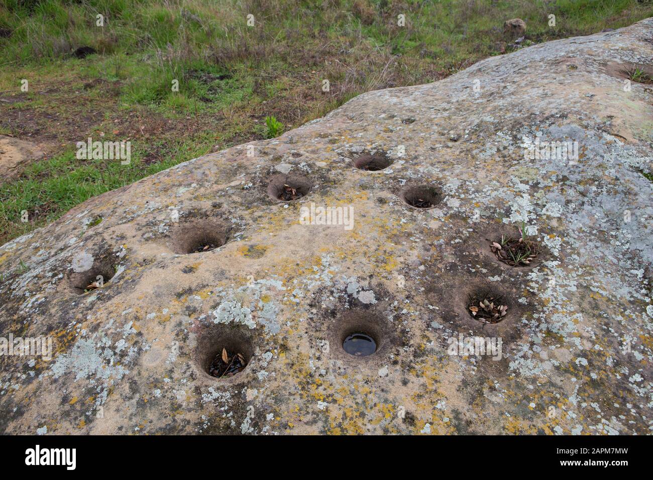 Acorn broyant des pierres de mortier à la réserve de Mariposa Wildlands Conservancy, Tongva village indien amérindien Cleveland National Forest California Banque D'Images