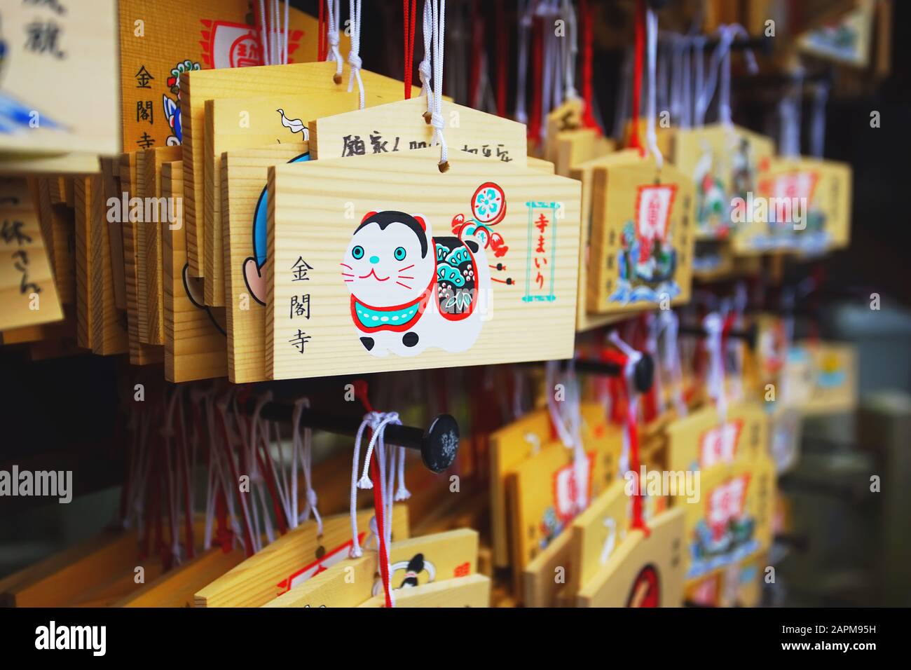 Kyoto, Japon - 17 décembre 2019 : étiquettes de culture japonaises dans le temple de Kinkakuji à Tokyo, Japon. Banque D'Images