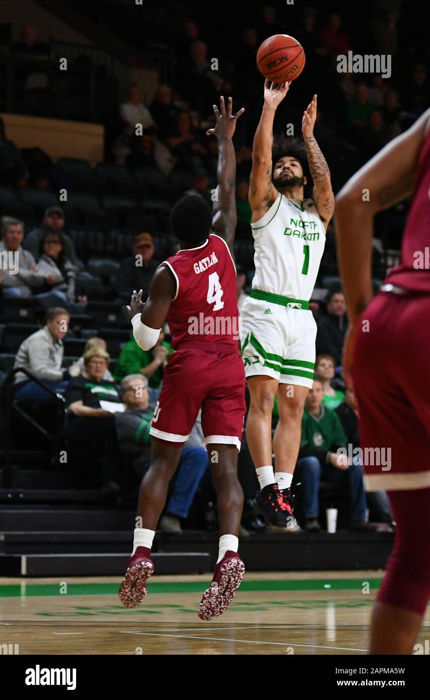 23 janvier 2020 le gardien de combat du Dakota du Nord Marlon Stewart (1) pousse et fait un trois pointeur au début de la première moitié pour marquer son 1000 e point de carrière au cours d'un match de basket-ball de l'université NCAA pour hommes entre l'université de Denver et les Hawks de combat du Dakota du Nord au Centre de Sioux Betty Engelstad, Grand Forks, ND. Photo de Russell Hons/CSM Banque D'Images