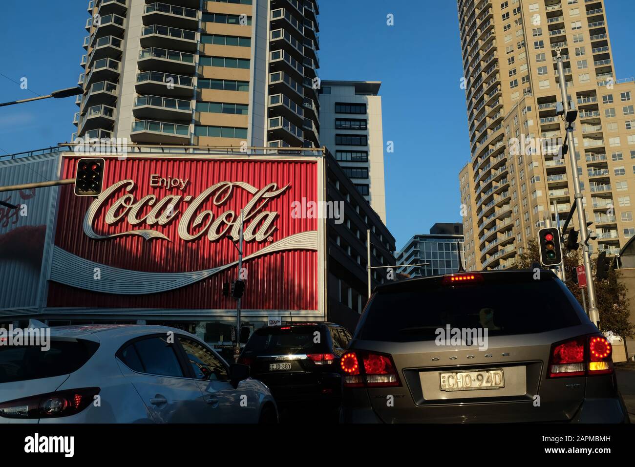 Un site Emblématique le nouveau panneau Coca-Cola est un surclassement fidèle de l'Original Neon Sign au sommet de William Street à Kings Cross, Sydney Banque D'Images