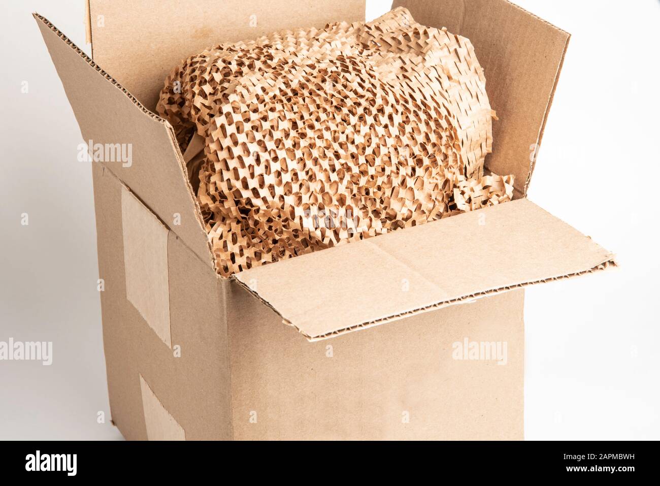 Gros plan d'une boîte d'emballage en carton marron ouvert avec remplissage  de papier croisé marron Photo Stock - Alamy