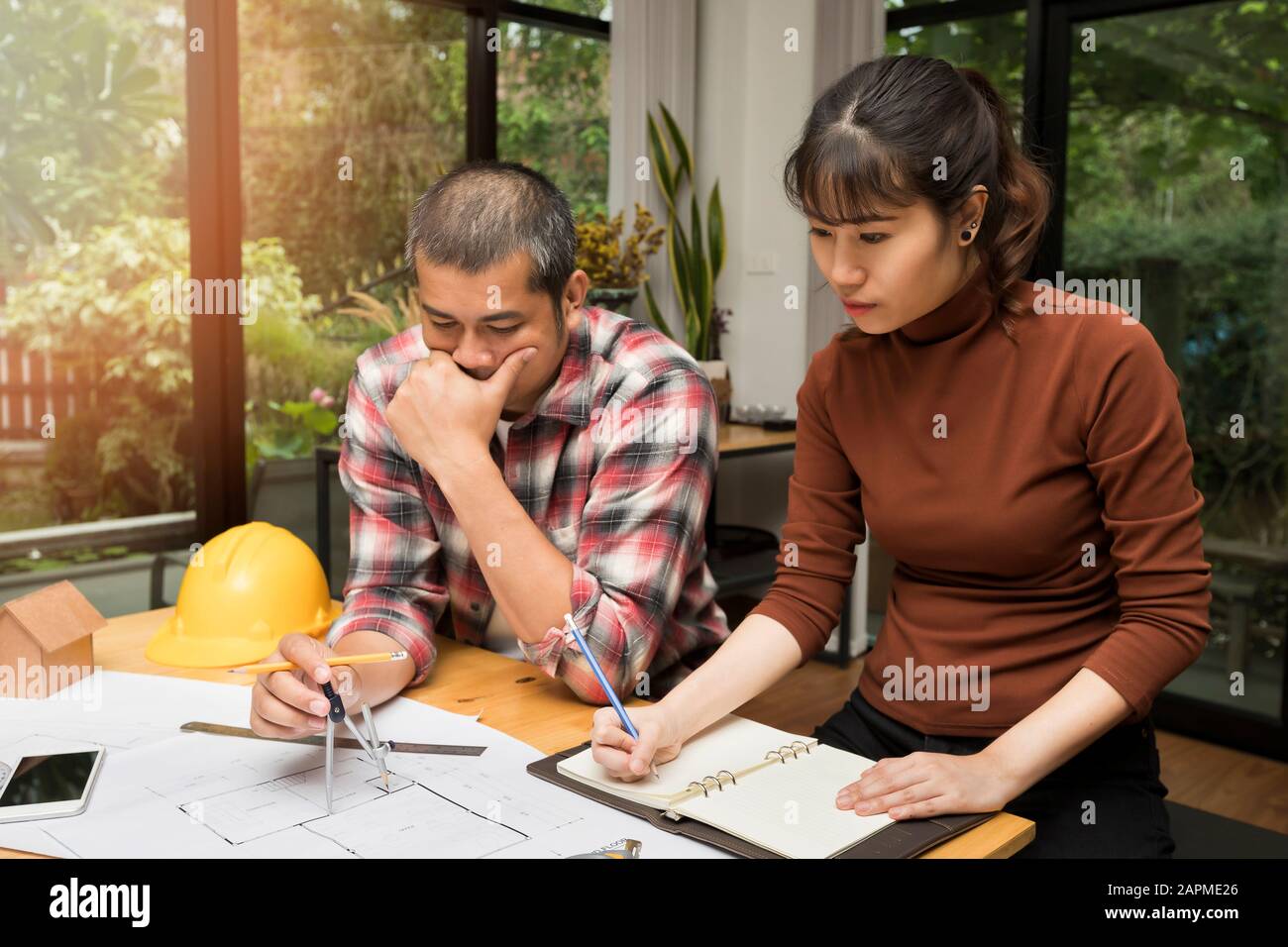 Groupe de deux collègues travaillant avec le plan directeur au bureau. Concept de travail en équipe. Banque D'Images