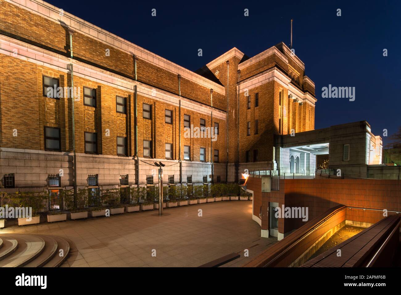Tokyo, japon - 07 janvier 2020 : entrée du Musée national de la nature et des sciences dans le Parc Ueno de Tokyo la nuit au Japon. Banque D'Images