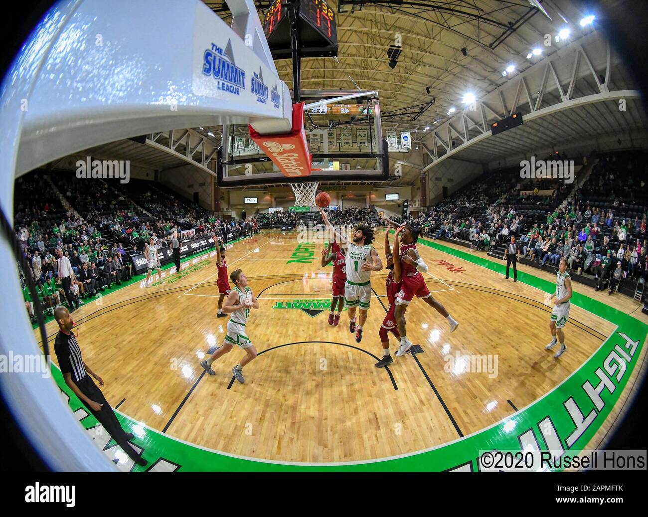 Le 23 janvier 2020 la garde de combat du Dakota du Nord Marlon Stewart (1) monte pour un tir en retard dans la seconde moitié d'un match de basket-ball universitaire NCAA pour hommes entre l'Université de Denver et les Hawks de combat du Dakota du Nord au Centre Sioux Betty Engelstad, Grand Forks, ND. Le Dakota Du Nord A Vaincu Denver 78-71. Photo De Russell Hons Banque D'Images