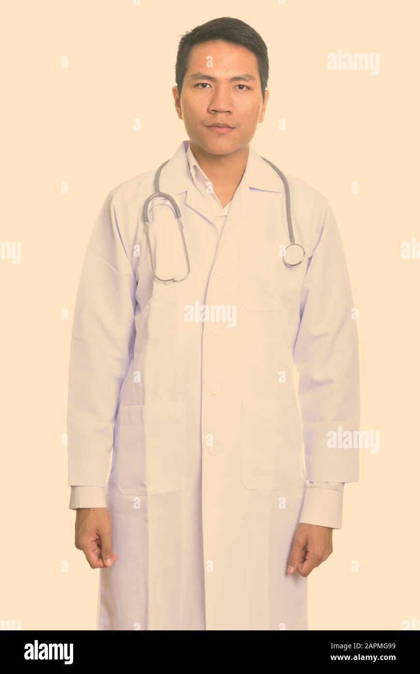 Studio shot of young Asian doctor standing Banque D'Images
