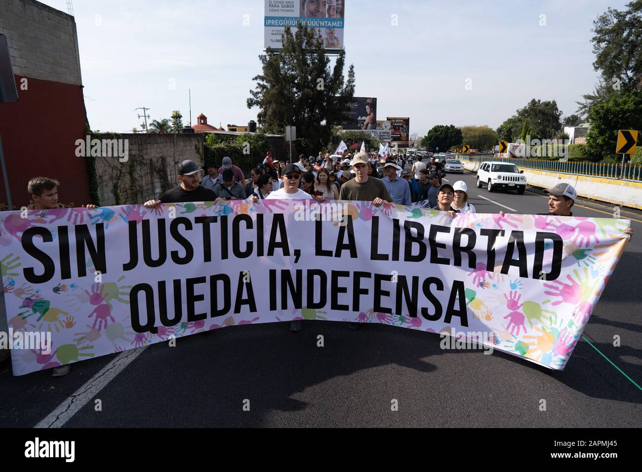 Cuernavaca, Mexique. 23 janvier 2020. Les manifestants tiennent une bannière pendant une marche pour la paix.Des Centaines de personnes ont participé pendant la marche pour la paix de Cuernavaca le long de la route vers Mexico. Parmi les manifestants se trouvaient plusieurs membres de la famille LeBaron qui marchaient pour les 43 étudiants disparus et d'autres qui espéraient la paix au Mexique. Crédit: Sopa Images Limited/Alay Live News Banque D'Images