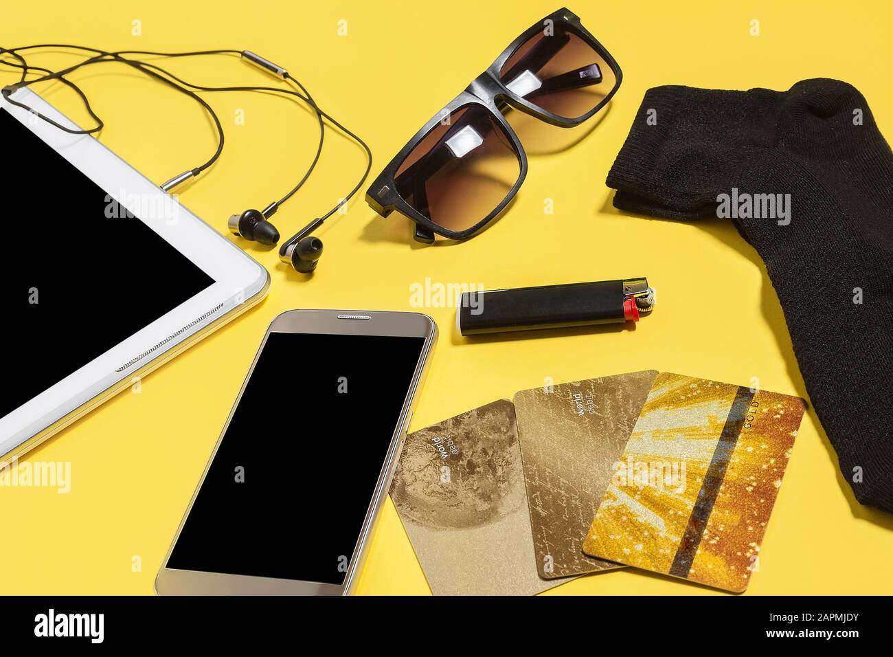 collection d'appareils modernes sur un fond jaune Banque D'Images