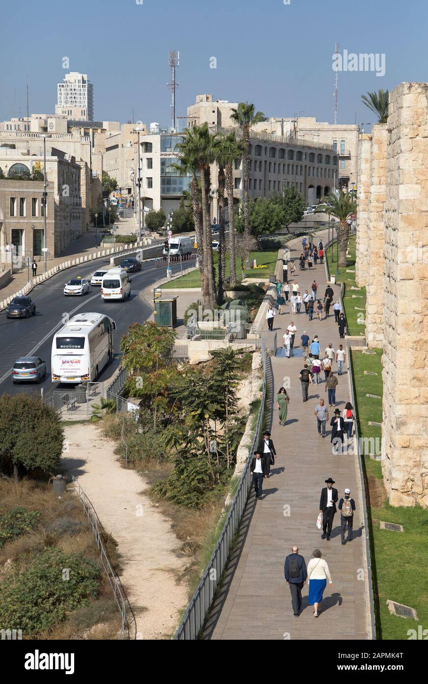 Scène de rue de Jérusalem avec des piétons marchant dans le quartier de Mamilla le long de l'extérieur du mur de la vieille ville. Vue de dessus. , Israël. Banque D'Images