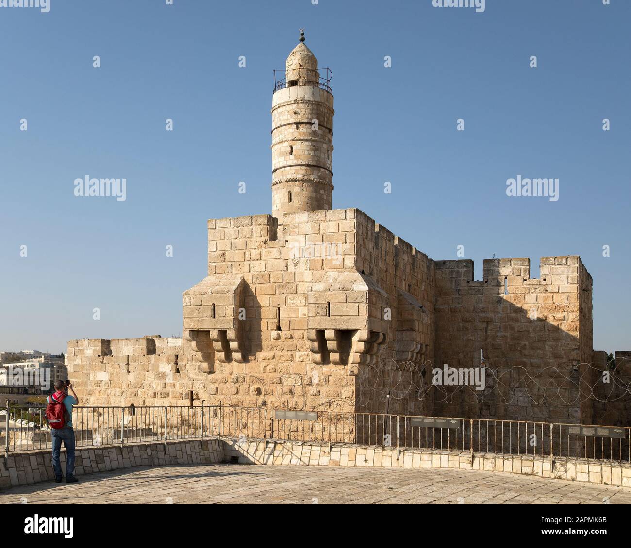 Touriste photographiant la Tour de David (Citadelle de Jérusalem) et le minaret de la mosquée au ciel bleu clair dans la vieille ville, Jérusalem, Israël Banque D'Images