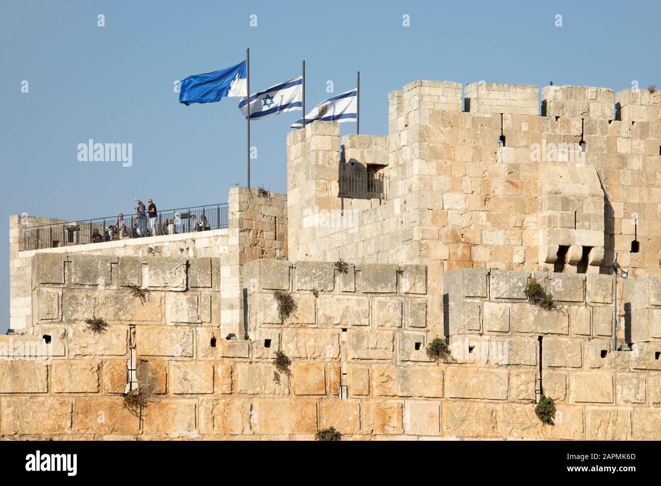 Tour de David (Citadelle de Jérusalem) avec drapeaux de la Tour de David, Israël et la ville de Jérusalem volant. Point de vue pour voir la vieille ville de Jérusalem Banque D'Images