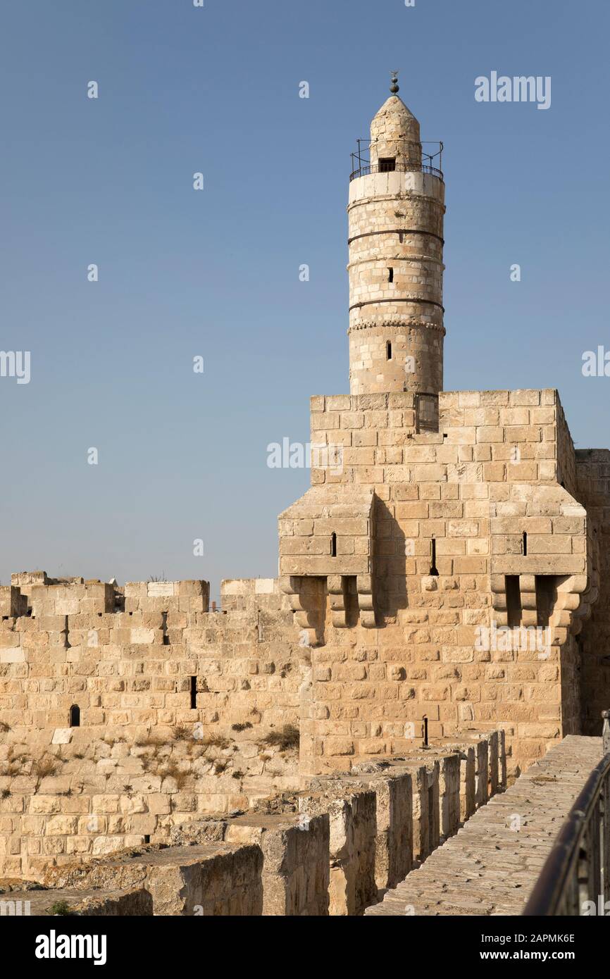 Tour de David (Citadelle de Jérusalem) avec minaret de la mosquée vue de la promenade de rempart au sommet des remparts de la vieille ville. Banque D'Images