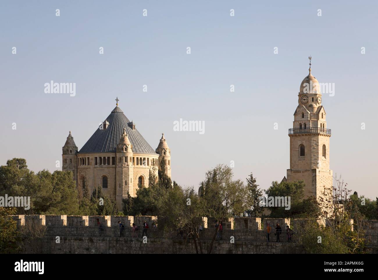 Abbaye de la Dormition et clocher à Jérusalem-est avec le rempart entourant la vieille ville de Jérusalem en premier plan. Banque D'Images