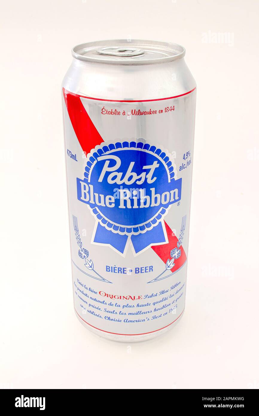 Calgary Alberta Canada. 23 Janvier 2020. Une bière CAN haute en ruban bleu Pabst sur fond blanc Banque D'Images