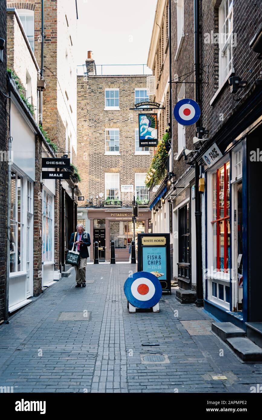 Londres, Royaume-Uni - 15 mai 2019 : rue étroite avec magasins de mode à Soho près de Carnaby Street. La zone de Carnaby Street est une zone commerçante piétonne du Banque D'Images