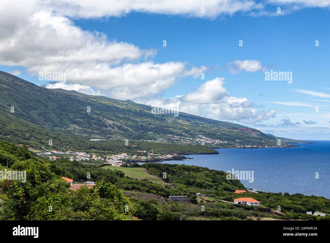 Vue sur la côte de Pico depuis Terra Alta aux Açores. Banque D'Images