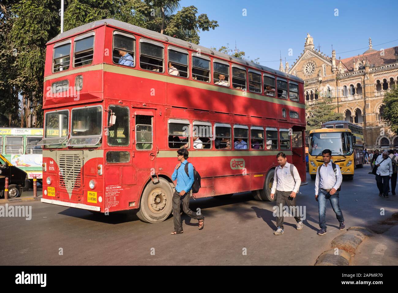 Un bus à impériale rouge de style londonien à Chhatrapati Shivaji Maharaj Terminus à Mumbai, en Inde Banque D'Images