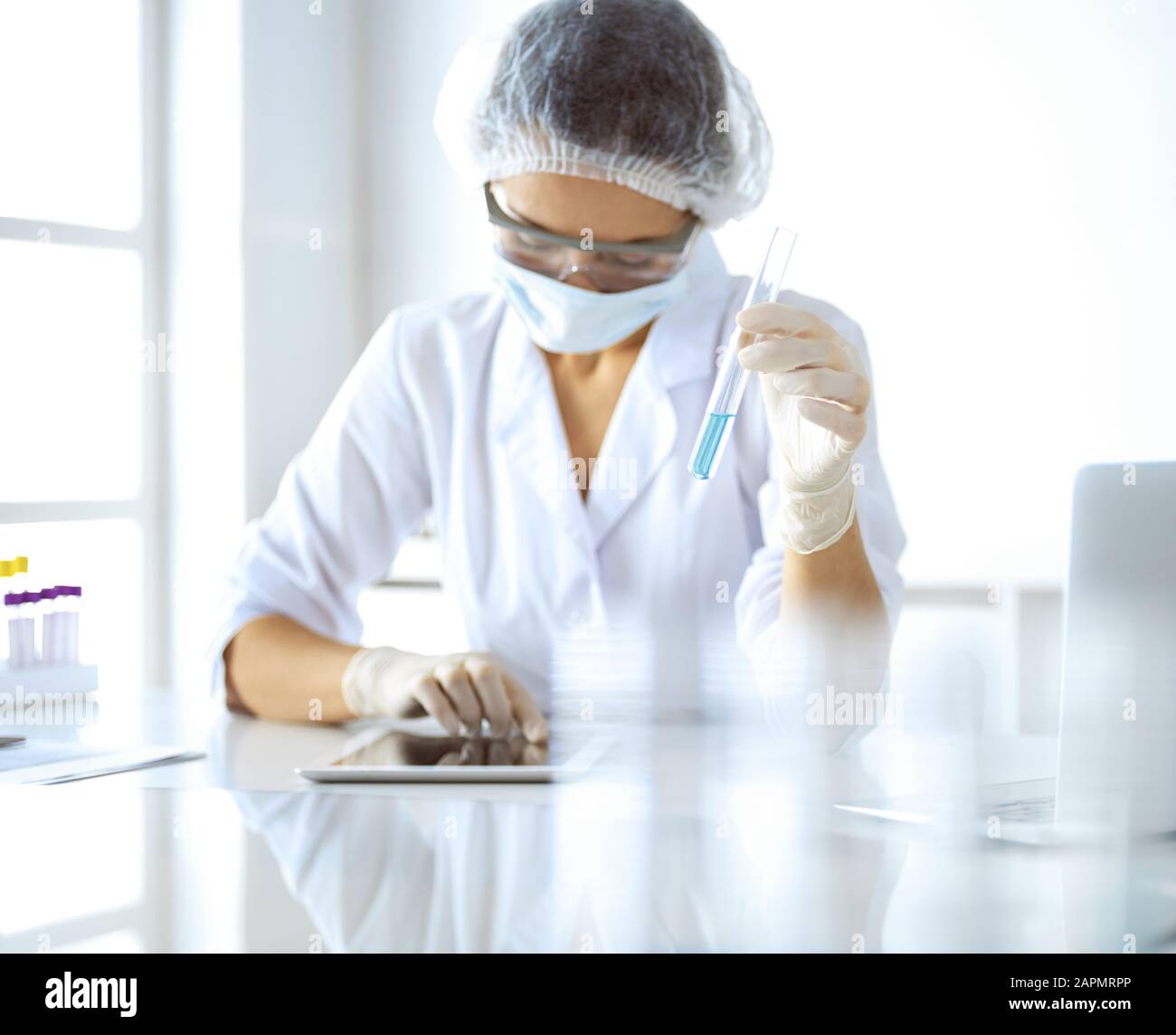 Professional female scientist in lunettes de protection recherche tube de réactifs de laboratoire. Concepts de la médecine et de la recherche Banque D'Images