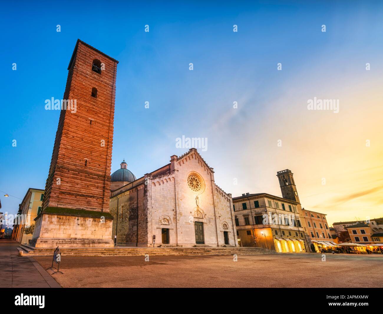 Pietrasanta vue sur la vieille ville au coucher du soleil, la cathédrale de San Martino et Torre civica. Versilia Lucca Toscane Italie Europe Banque D'Images
