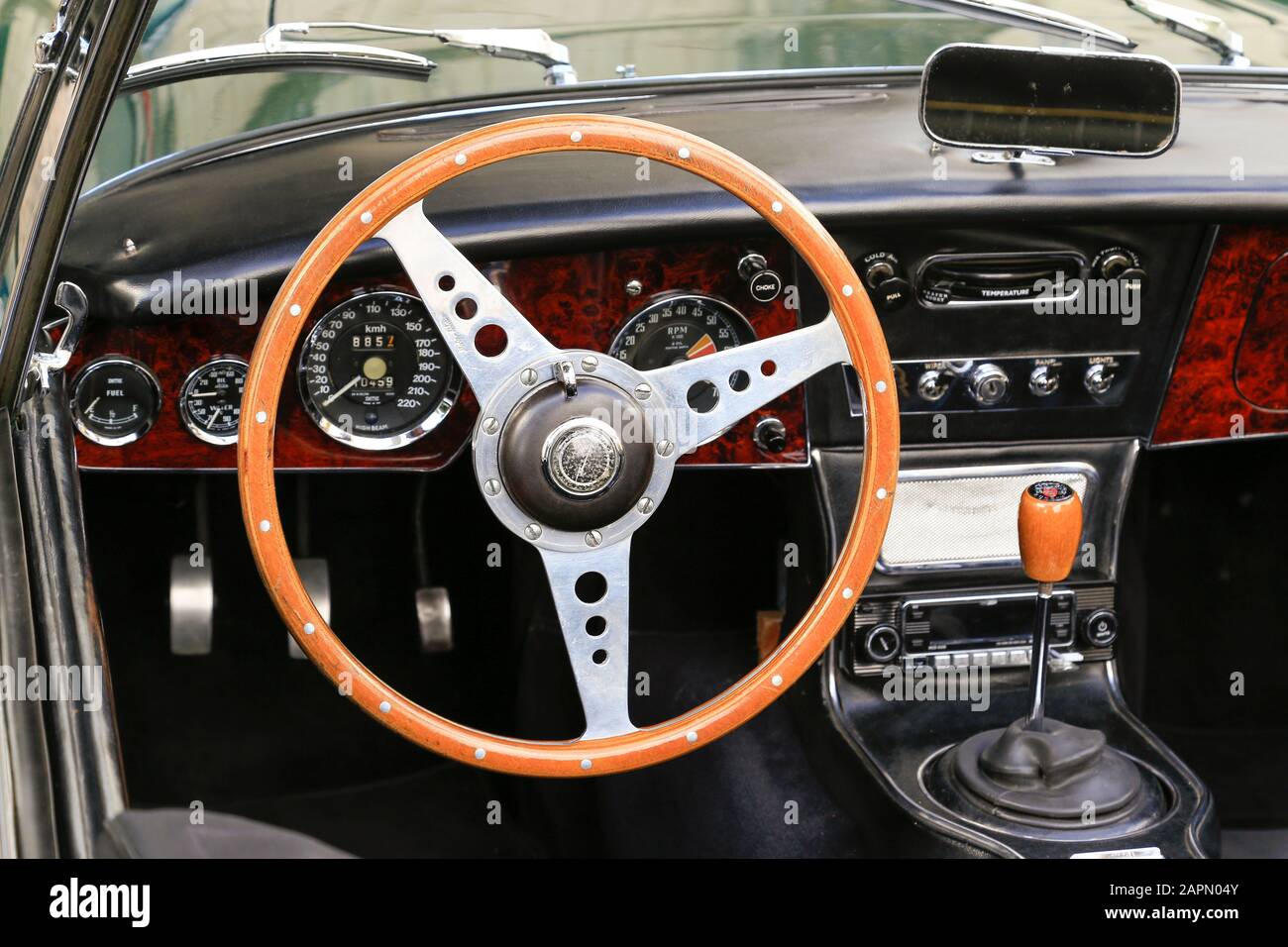 Véhicule convertible vintage, volant en bois et gros plan sur le tableau de bord. Banque D'Images