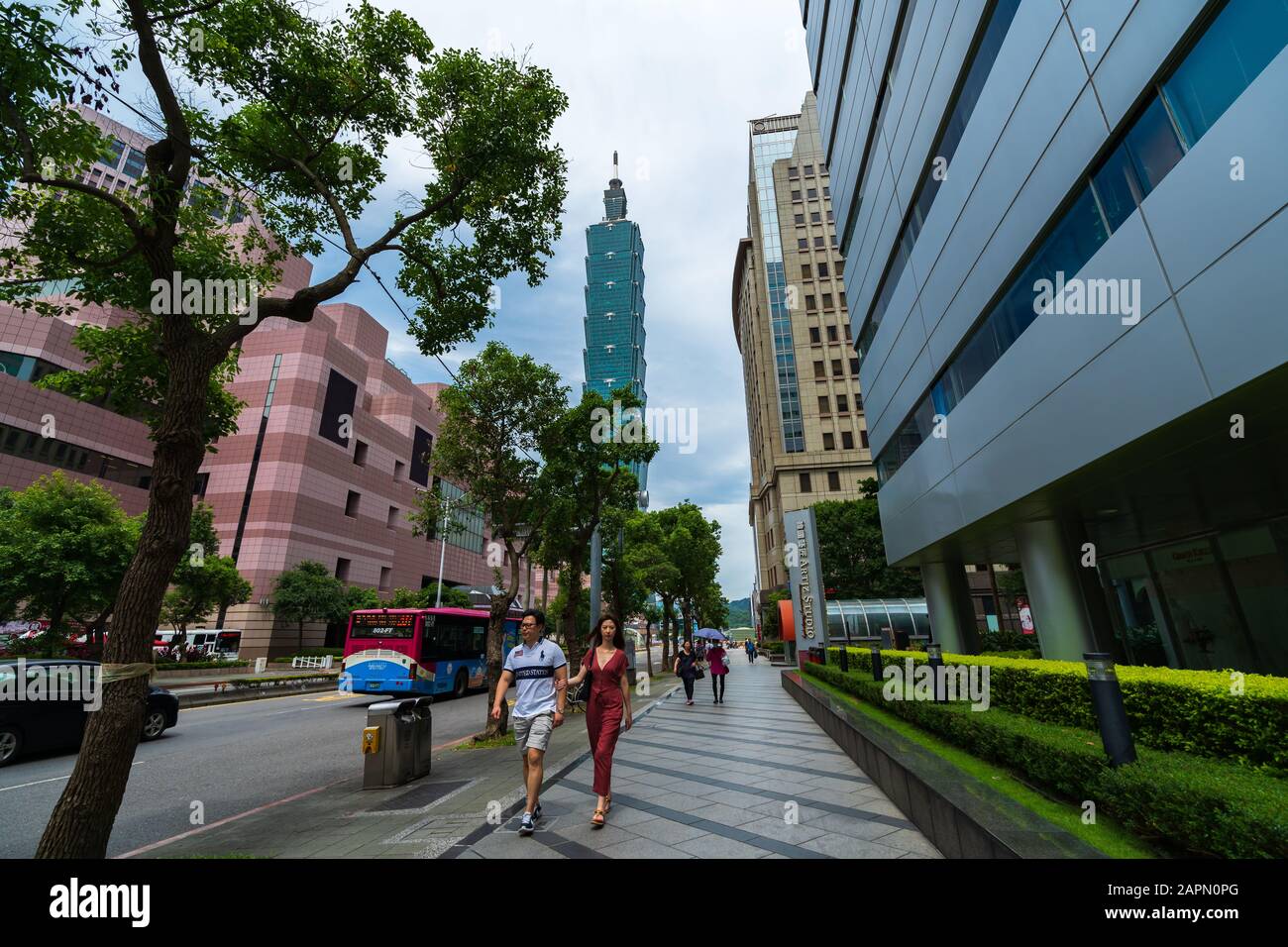 Taipei, Taïwan- 9 juin 2019 : vie urbaine et circulation routière avec la tour Taipei 101 à Taipei, Taiwan Banque D'Images