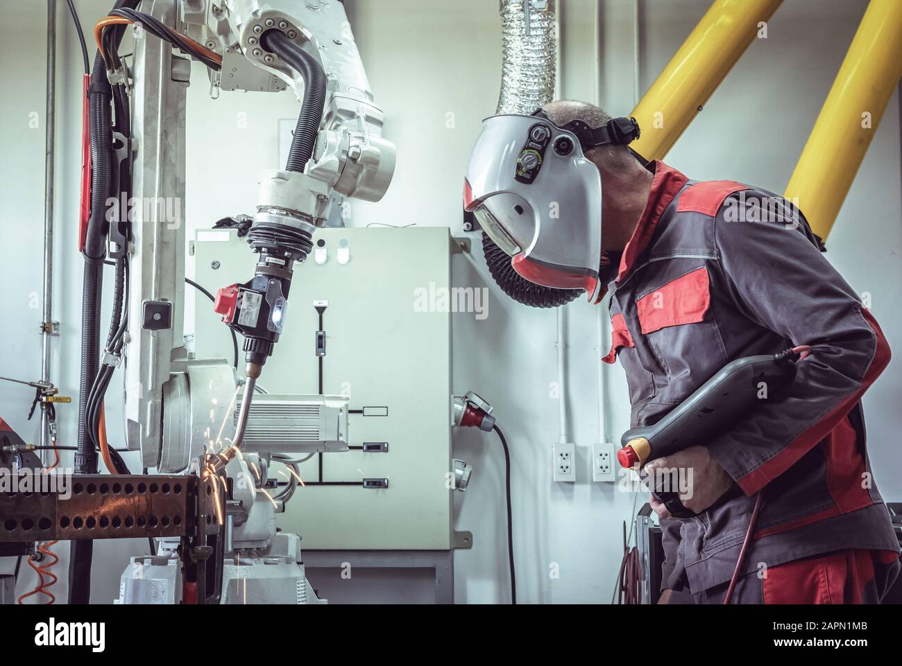 Contrôle et contrôle par l'ingénieur soudage robotique machine à bras automatique dans l'industrie automobile intelligente d'usine avec logiciel de système de surveillance. Chiffre Banque D'Images