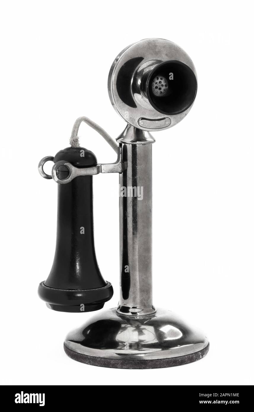 Téléphone à chandelier en laiton antique fabriqué vers 1910 en noir et blanc. Banque D'Images