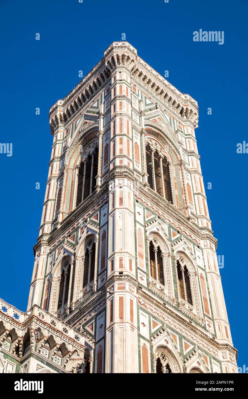 le célèbre campanile de Giotto di Bondone fait partie du complexe de bâtiments qui composent la cathédrale de Florence sur la Piazza del Duomo. Banque D'Images