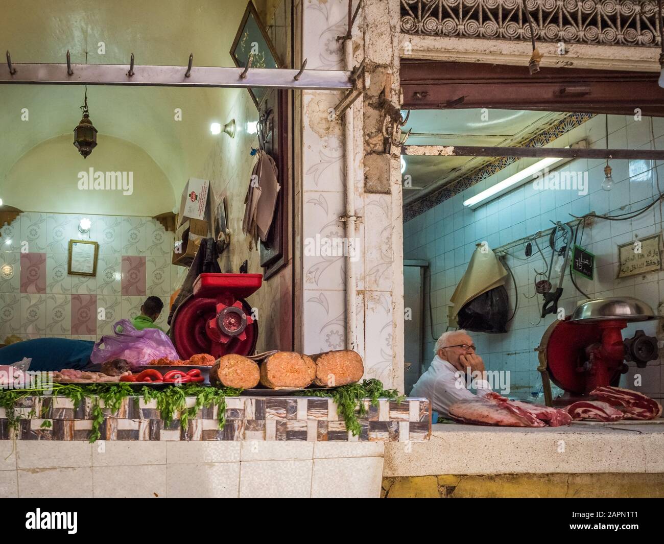 Fez, MAROC - juin 05, 2018: Un inconnu commerce de viande dans un souk de marché dans une ville Fes au Maroc Banque D'Images