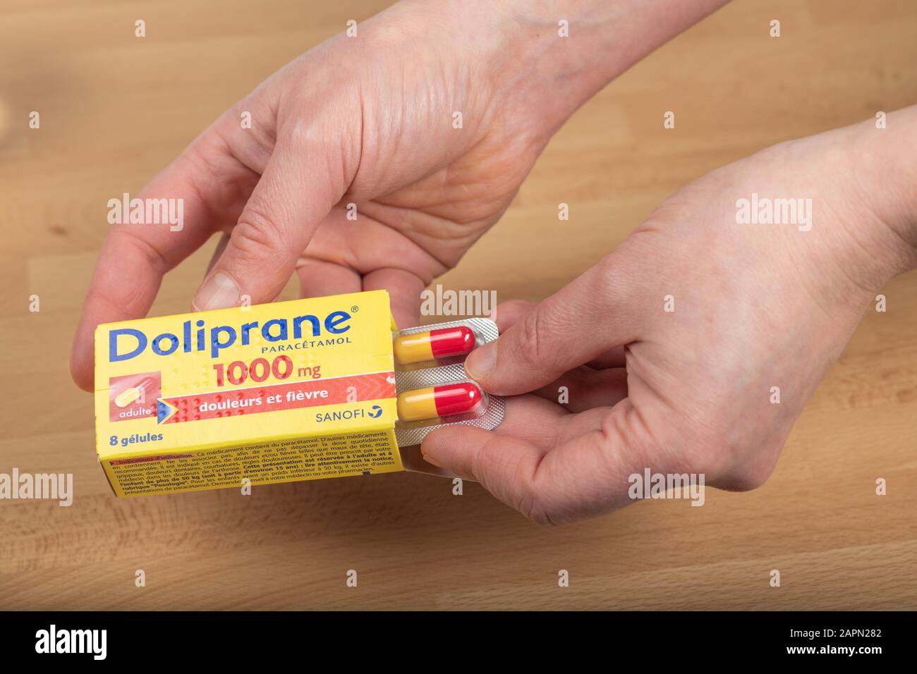 Paris, France - 09 janvier 2020 : Femme prenant des médicaments. Doliprane, analgésique à base de paracétamol couramment utilisé pour la douleur et les maux de tête. Banque D'Images