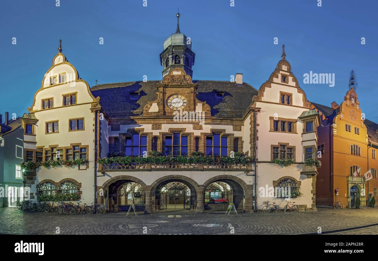 Hôtel de ville au crépuscule, Fribourg im Breisgau, Bade-Wurtemberg, Allemagne Banque D'Images