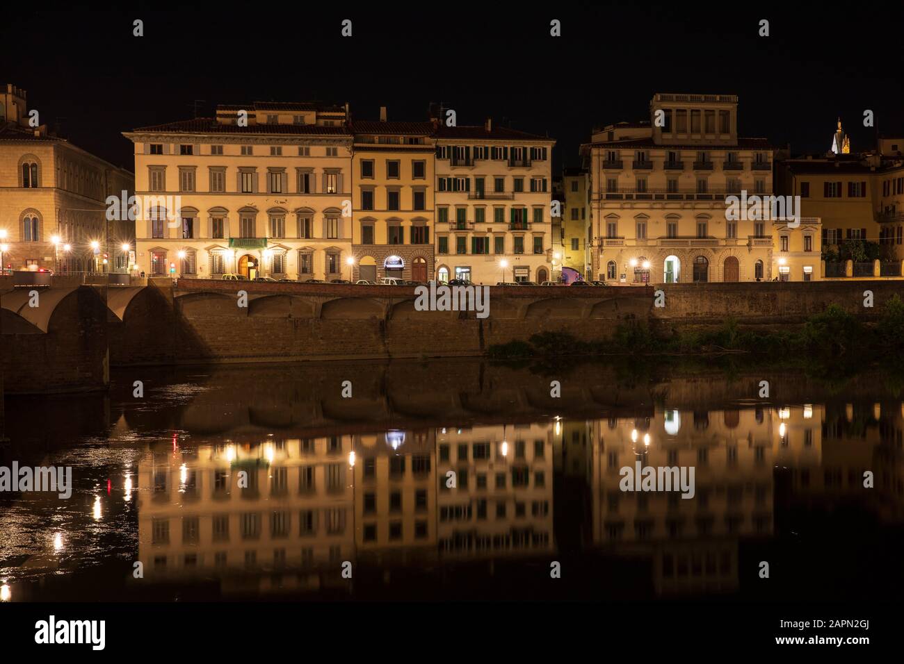 Bâtiments le long Lungarno delle Grazie reflètent dans l'Arno à Florence, Italie Banque D'Images