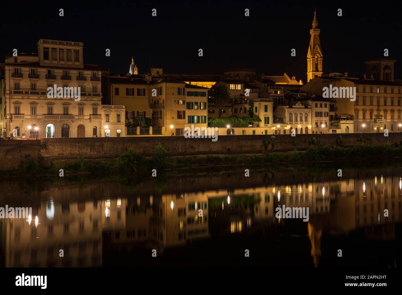 Bâtiments le long Lungarno delle Grazie reflètent dans l'Arno à Florence, Italie Banque D'Images