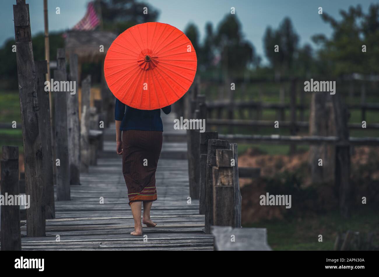 Les filles asiatiques portent des vêtements traditionnels tenir le parapluie rouge à la campagne, Les Belles femmes asiatiques Banque D'Images