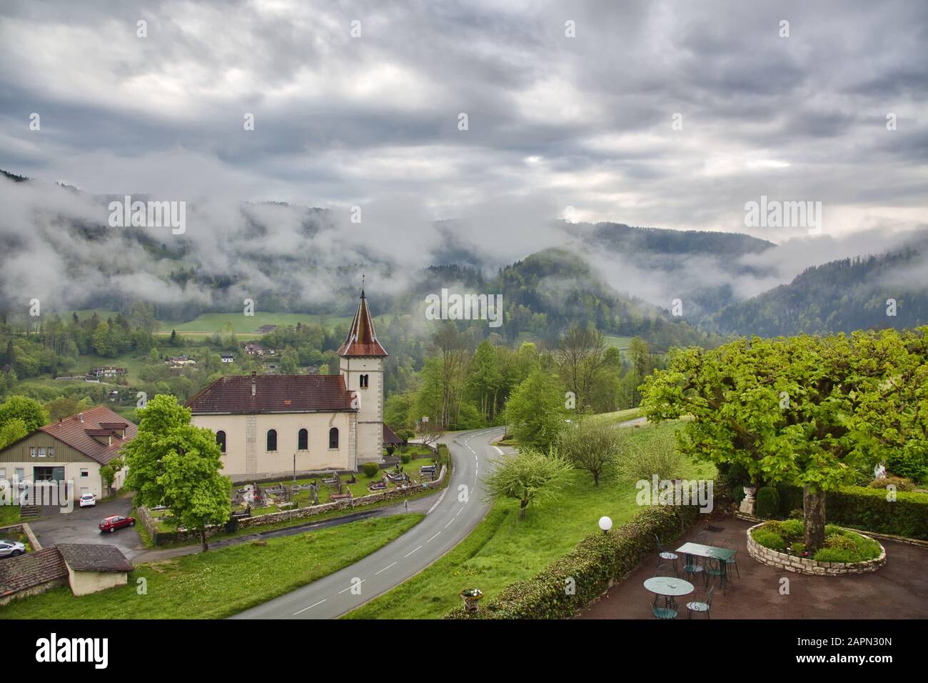 Nuages en hausse dans la vallée du Doubs de Franche-Comté, France Banque D'Images