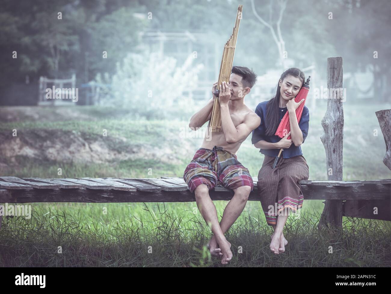 Danse traditionnelle thaïlandaise selon le rythme de la musique par la performance traditionnelle de l'orgue à bouche à roseau du nord-est Banque D'Images