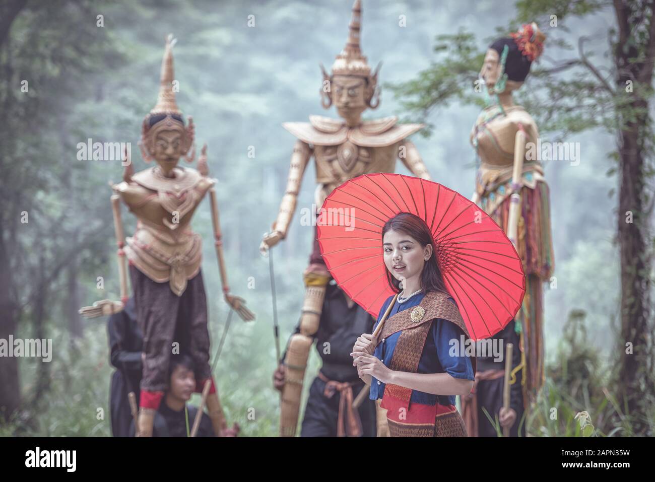 Marionnettes traditionnelles thaïlandaises d'arts et de culture. Spectacle de marionnettes pour filles asiatiques joignez-vous à la main tenant des poupées de marionnettes traditionnelles de style thaïlandais avec un costume élégant Banque D'Images