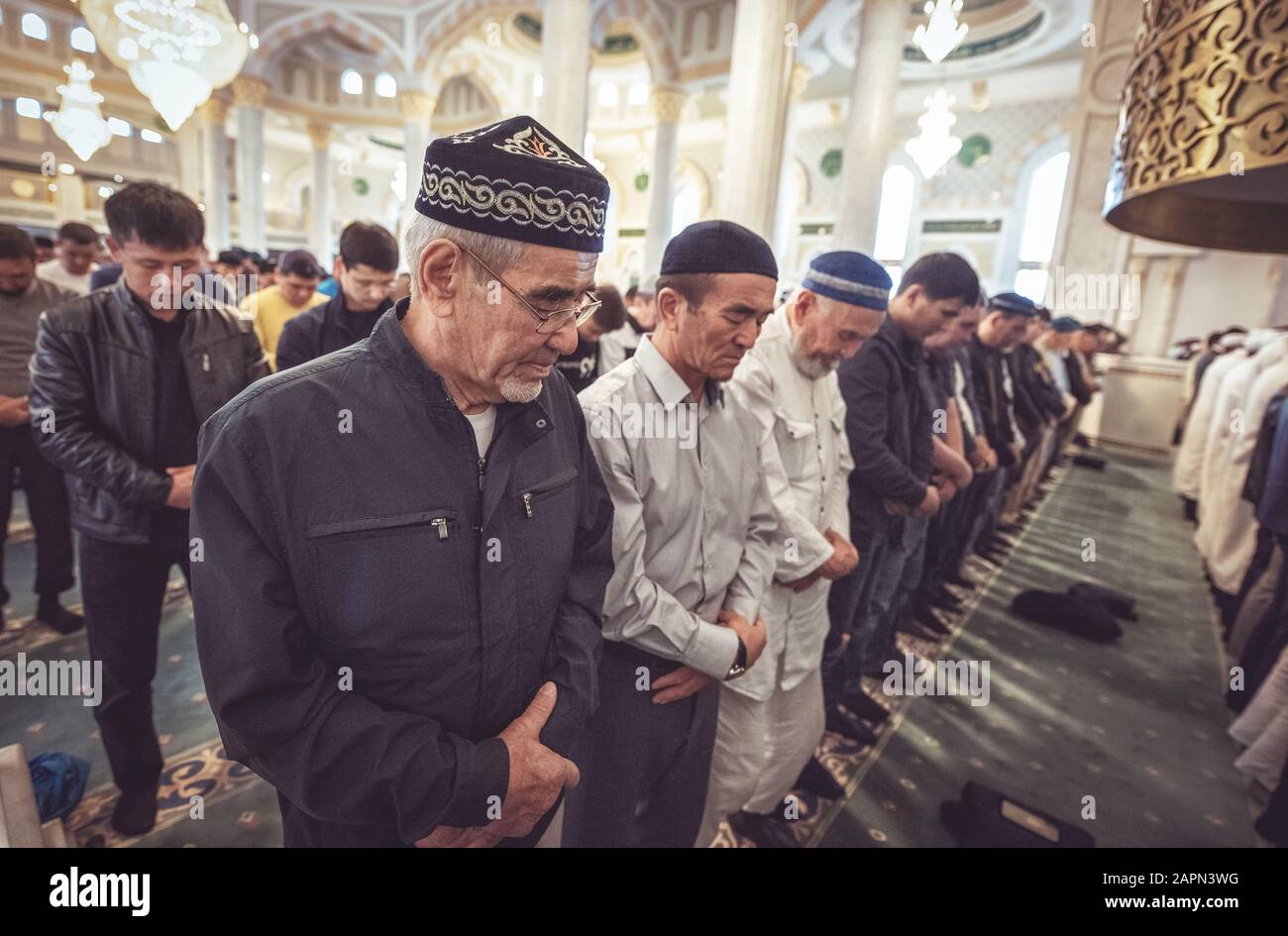 Astana, Kazakhstan - 30 AOÛT 2019 : prière musulmane À La mosquée Hazrat Sultan, la plus grande mosquée d'Asie centrale, Astana, Kazakhstan. Banque D'Images