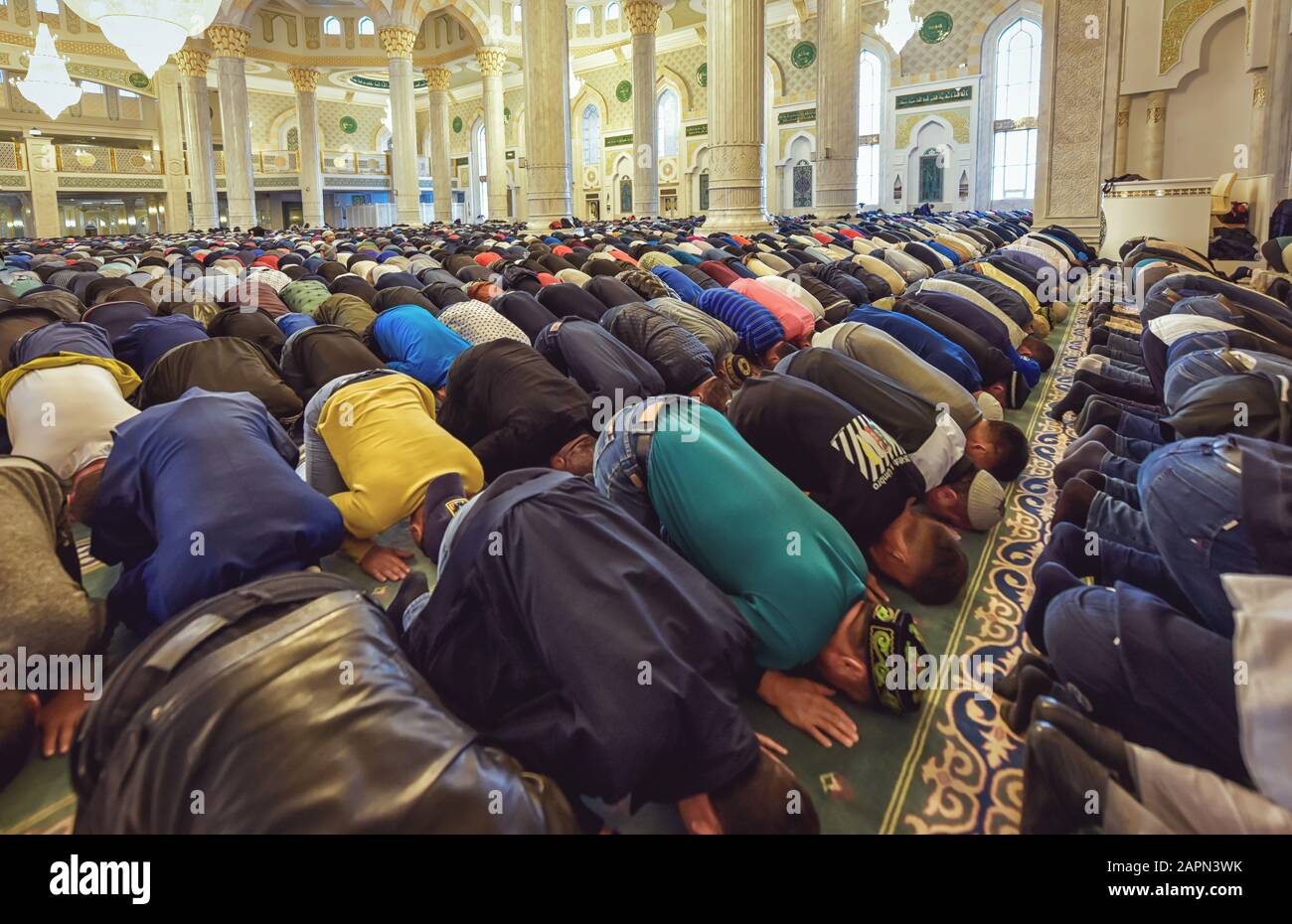 Astana, Kazakhstan - 30 AOÛT 2019 : prière musulmane À La mosquée Hazrat Sultan, la plus grande mosquée d'Asie centrale, Astana, Kazakhstan. Banque D'Images