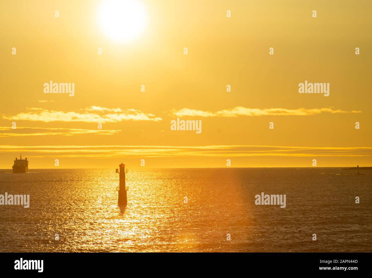 Phare dans le détroit entre les îles de l'archipel de Stockholm, éclairé par les rayons du soleil, en début de matinée. Banque D'Images