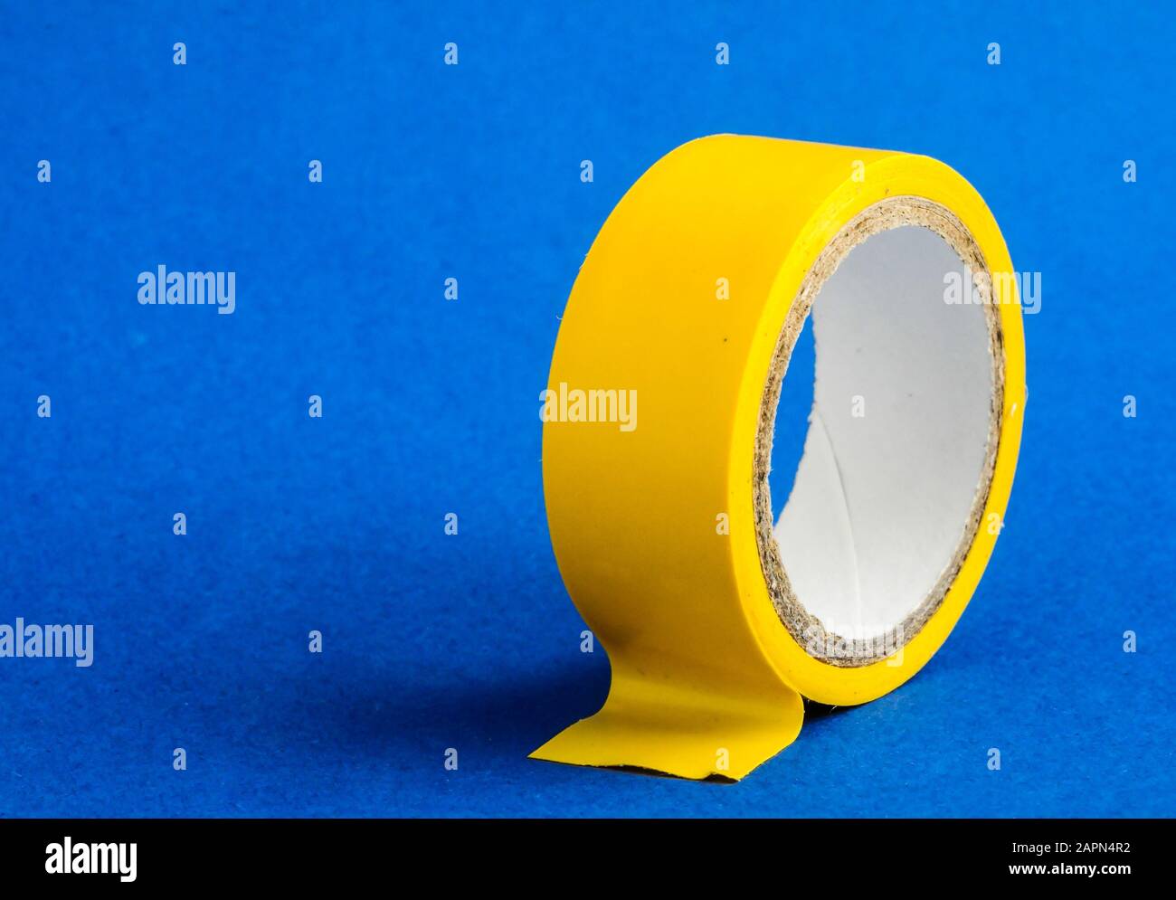 Photo paysage de ruban adhésif jaune avec une couleur bleue en arrière-plan Banque D'Images