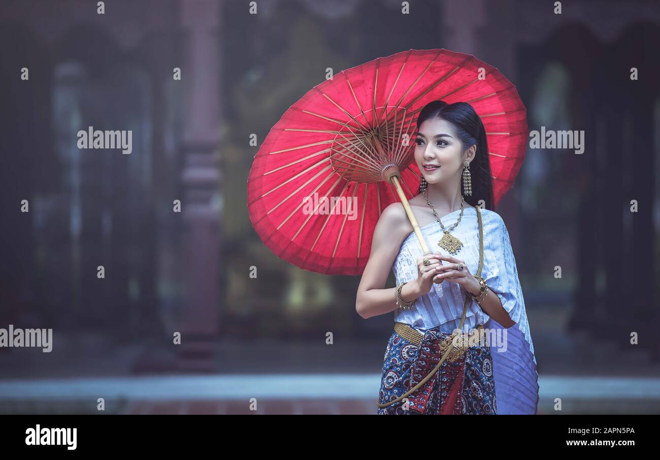 Belle femme thaïlandaise en robe traditionnelle thaïlandaise Banque D'Images