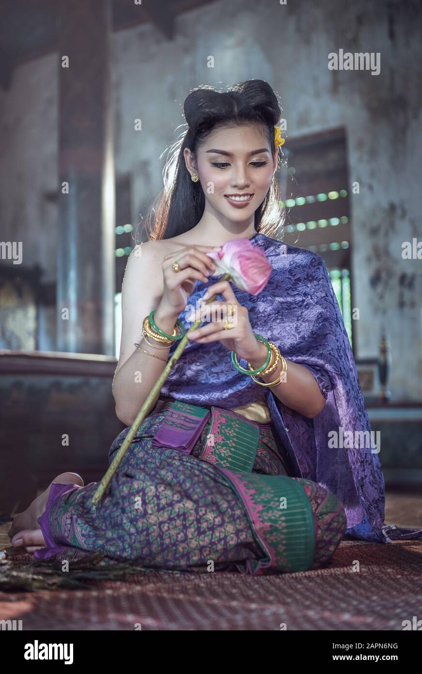 Asian woman wearing costume traditionnel Thaï hand holding fleur de lotus Banque D'Images