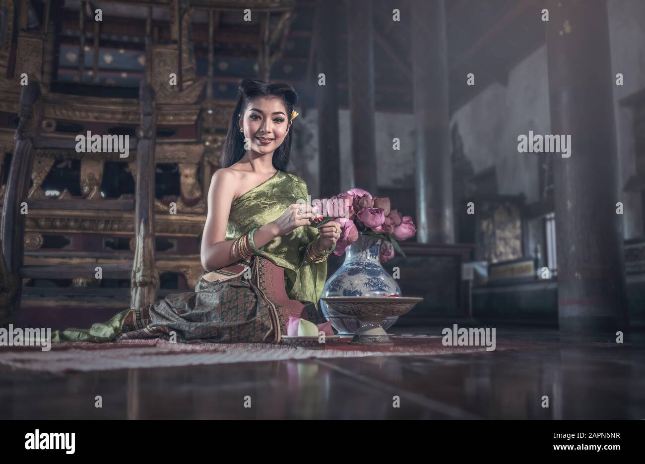 Belle fille thaïe en costume traditionnel Thaï Banque D'Images